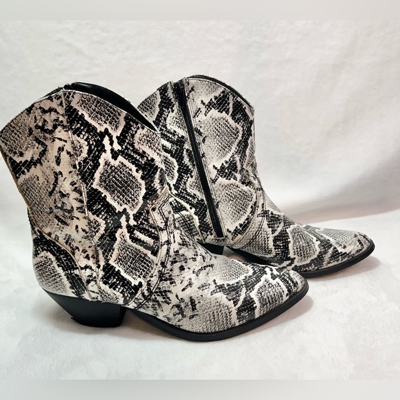 JOL Molly Faux Snakeskin Ankle Boots Women’s Size 7 Black and White - Picture 2 of 16